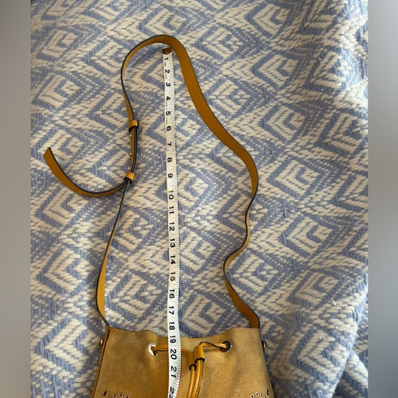 Michael Kors Gold Eyelet Shoulder Bag Suede Leather Chic Fun Spring Retro Cool - Picture 6 of 7